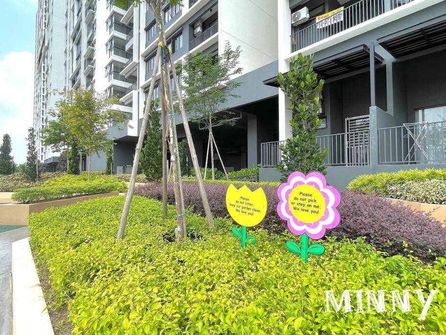 Netizen Near Mrt Couple Balcony Suite #31 Kampong Bukit Dukong Exterior photo