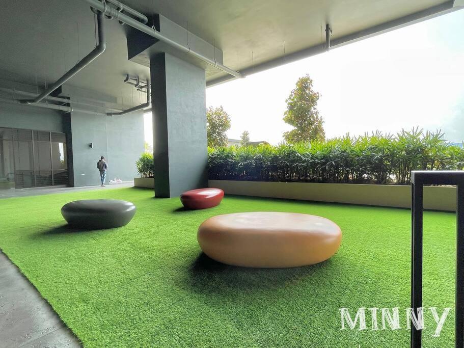 Netizen Near Mrt Couple Balcony Suite #31 Kampong Bukit Dukong Exterior photo
